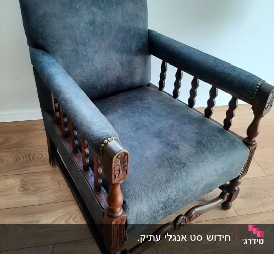 כורסה עתיקה מרופדת בבד דמוי זמש כחול עם עיטורי מסמרי נוי